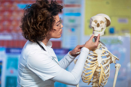 医学博士女性教授人体骨骼模型图片