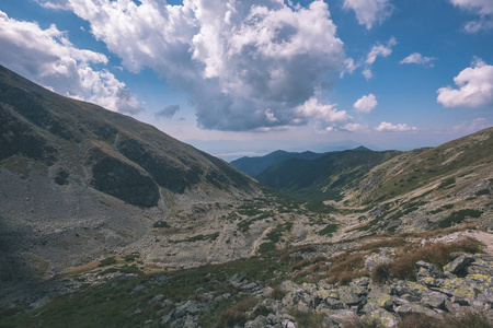 美丽的岩石山顶，秋季在斯洛伐克塔特拉西部喀尔巴阡山，蓝天和晚草在山上。 光天化日之下的空岩石远地平线冒险