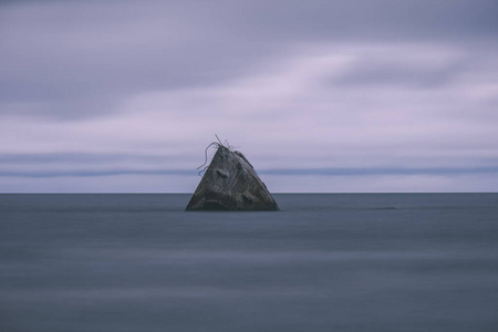 多云天气长期暴露的海水图片