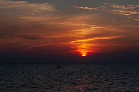 美丽的天空，在夕阳的海面上