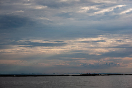 美丽的天空，在夕阳的海面上