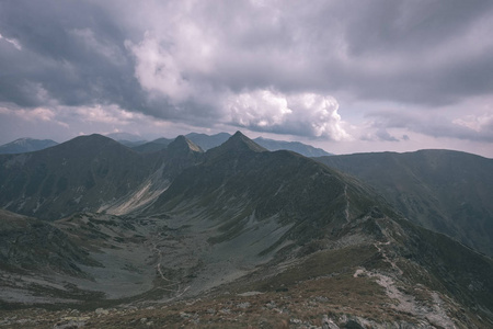 从斯洛伐克塔特拉山的巴尼科夫峰顶到美丽的山景全景，岩石景观和暴风雨多云的天空