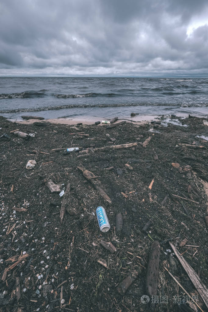 晚上肮脏的沙滩