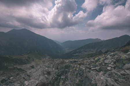 从斯洛伐克塔特拉山的巴尼科夫峰顶到美丽的山景全景，岩石景观和暴风雨多云的天空