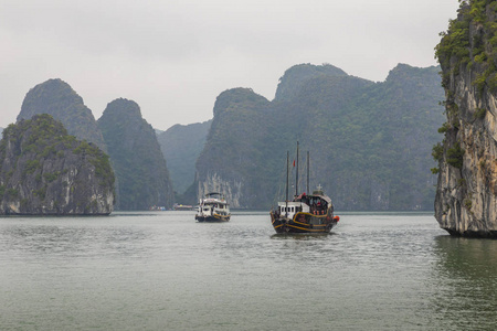 越南哈龙湾。 联合国教科文组织世界遗产地。 传统的旅游船。