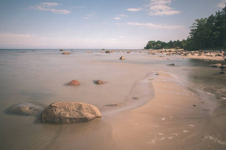 美丽的海滨和鹅卵石的风景