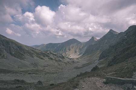 从斯洛伐克塔特拉山的巴尼科夫峰顶到美丽的山景全景，岩石景观和暴风雨多云的天空