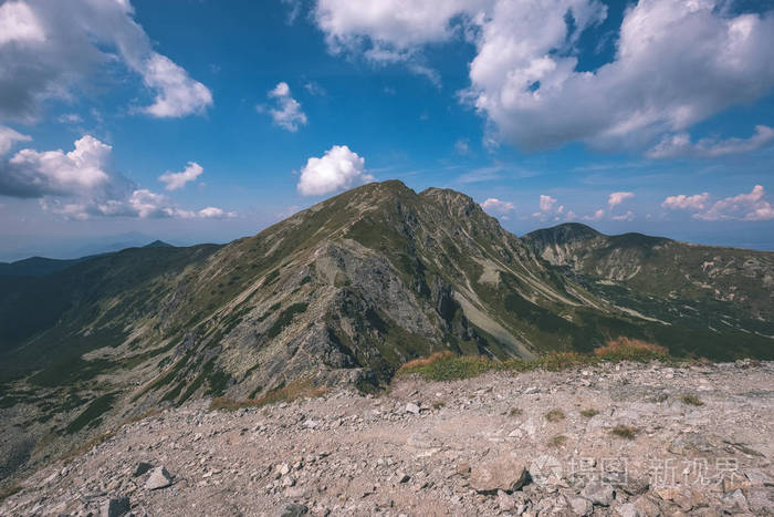 空旷的岩石在明亮的日光下,遥远的地平线上冒险. 老式老电影