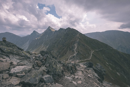 从斯洛伐克塔特拉山的巴尼科夫峰顶到美丽的山景全景，岩石景观和暴风雨多云的天空