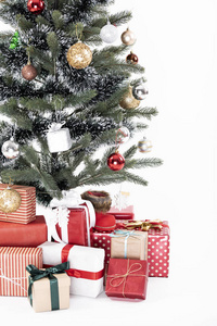 装饰圣诞树与礼品包装礼物隔离在白色背景上。