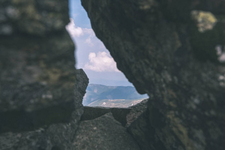 美丽的山景全景，从斯洛伐克塔特拉山的班尼科夫峰顶部，岩石景观和徒步旅行者的阴影在明亮的一天与风暴云。