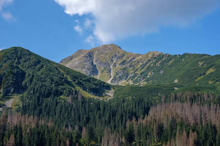 西卡帕塔山脉，有旅游徒步旅行小径。