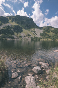 山湖全景在斯洛伐克喀尔巴阡山塔特拉夏末与岩石山的倒影在水中。兹维罗夫卡村附近的罗哈克斯克普莱萨湖。老式的旧电影