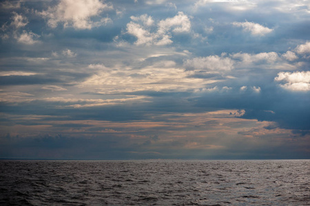 美丽的天空，在夕阳的海面上