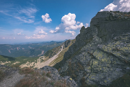 美丽的岩石山顶，秋天在斯洛伐克塔特拉西喀尔巴阡山，蓝天和晚草在山上。光天化日之下空空如也的岩石，遥远的地平线