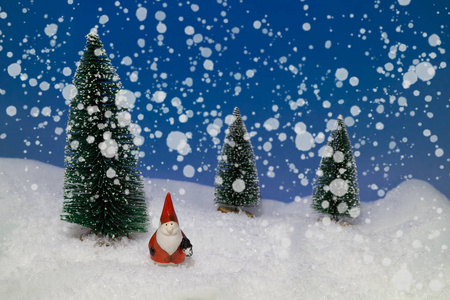 有树木雪和圣诞老人的圣诞景观