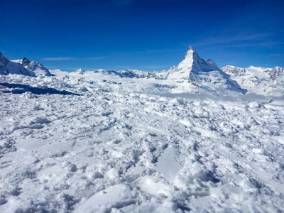 雄伟的马特霍恩山在蓝天前，前景是雪，泽马特，瑞士