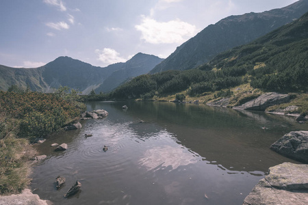 美丽的山湖全景，在斯洛伐克喀尔巴阡山塔特拉山，倒影的岩石山在水中。Zverovka村附近的Rohacskeplesa湖