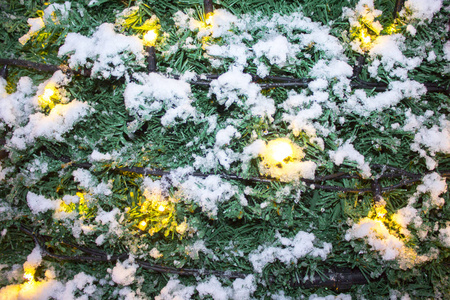 花环圣诞树轻雪