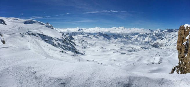 在一个阳光明媚的下午，从罗萨高原瑞士看到意大利BreuilCervinia滑雪区的全景
