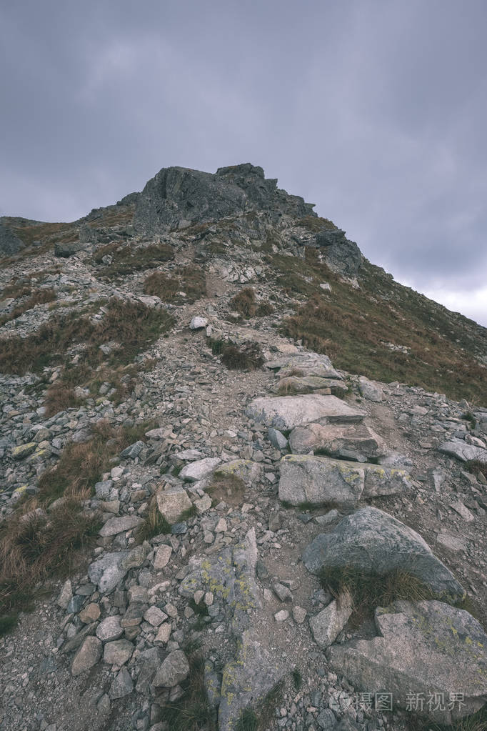 从斯洛伐克塔特拉山的巴尼科夫峰顶开始的美丽的山脉全景，岩石景观和暴风雨多云的天空