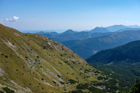喀尔巴阡山脉西部有旅游徒步旅行小径。斯洛伐克塔特拉