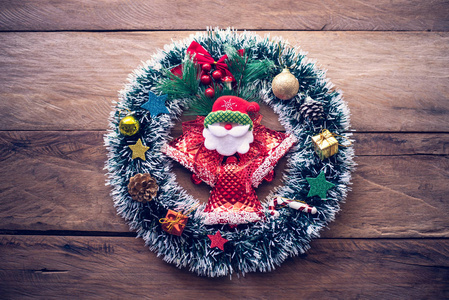 圣诞节庆祝活动的装饰品放在木地板上
