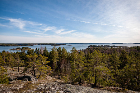 芬兰多岩石的海岸线，很少有松树，夏天的水很平静