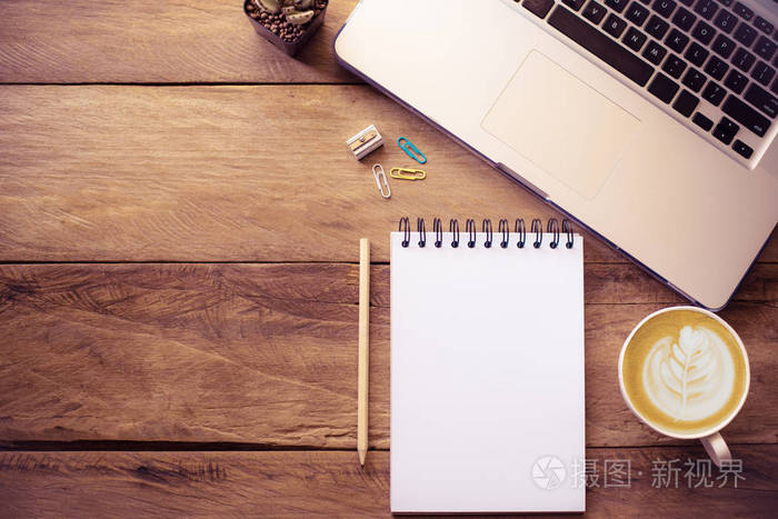 带复印空间的俯视图,带笔记本电脑的办公桌,手机,笔记本铅笔