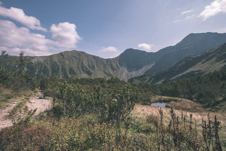 美丽的山湖全景，在斯洛伐克喀尔巴阡山塔特拉山，倒影的岩石山在水中。Zverovka村附近的Rohacskeplesa湖