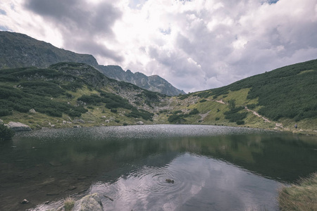 美丽的山湖全景，在斯洛伐克喀尔巴阡山塔特拉山，倒影的岩石山在水中。Zverovka村附近的Rohacskeplesa湖