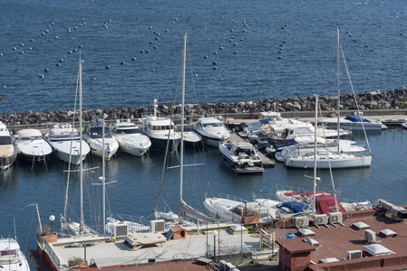 游艇在那不勒斯的港口。 港口城市在晴朗的晴天。