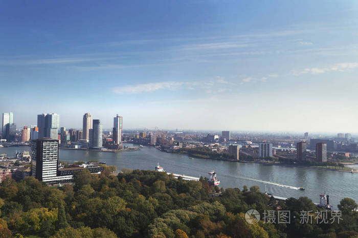 从上面看鹿特丹河和城市景观，公园