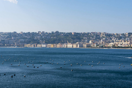 死水海洋港口城市从海岸边的海边房屋俯瞰那不勒斯.