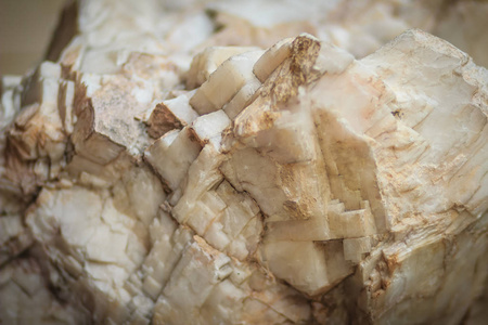 石灰石采石场中的方解石矿石来自采矿和采石行业。 方解石是碳酸盐矿物，是碳酸钙CaCO3中最稳定的多晶矿物。