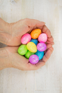手里拿着许多五颜六色的复活节彩蛋
