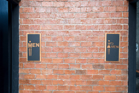 公共厕所或厕所的正面景观，砖墙上有男女标志，百货公司以复古风格装饰