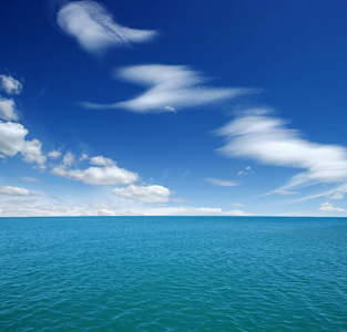 天空中蓝色的海面