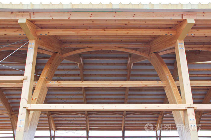 building.glued叠层木材的屋顶施工. 建筑工地人力资源.