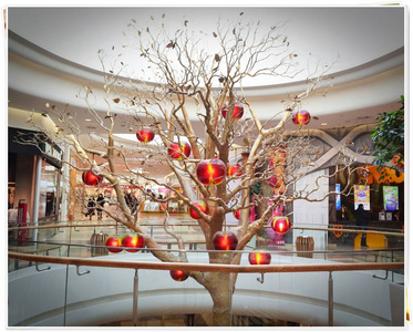 阿拉木图购物中心装饰树。哈萨克斯坦共和国