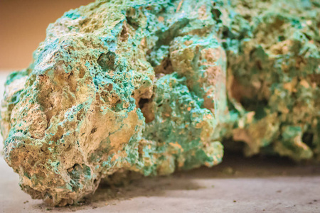 采矿和采石工业孔雀石的原始标本。 孔雀石是一种碳酸铜氢氧化物矿物，配方为Cu2CO3OH2。