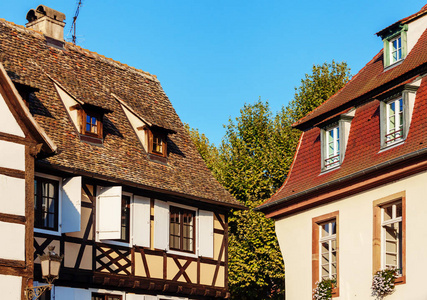法国娇小地区古老多彩的传统住宅