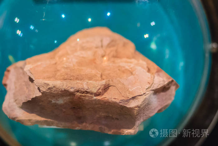 页岩是一种细粒碎屑沉积岩,由泥组成,是粘土矿物薄片的混合物.