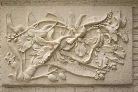 美丽的白色爪哇灰泥图案在边界墙上。 老式白色墙壁浮雕灰泥在石膏描绘莲花背景。