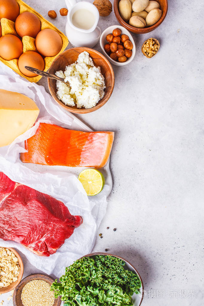 均衡的饮食背景蛋白质食品鱼肉鸡蛋奶酪藜麦坚果白色背景顶部视图复制