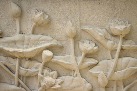 老式白色墙壁浮雕灰泥在石膏描绘莲花背景.照片