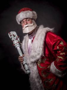 一位年长的富人打扮成圣诞老人，一位国王戴着灰色背景的权杖