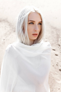 在沙山中白发的女孩