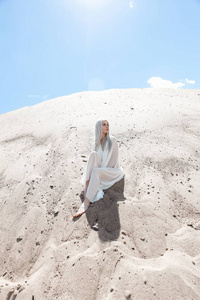 在沙山中白发的女孩