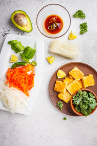 纯素面包沙拉碗与粘豆腐米粉和蔬菜平躺顶部视图。 基于植物的饮食概念。